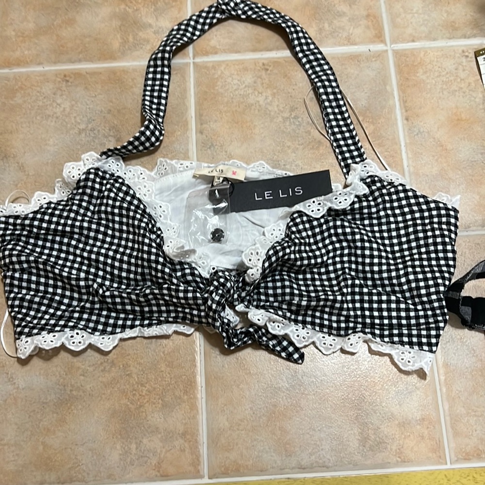 Halter crop tank top size medium by LE LIS. NWT